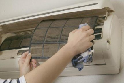 Ilmastointilaitteiden suodattimien puhdistus Ilmastointilaitteiden suodattimien puhdistus