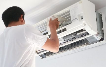 Sinusuri ang air conditioner para sa pinsala Sinusuri ang air conditioner para sa pinsala
