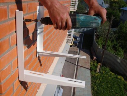 Installation de supports pour la climatisation Installation de supports pour la climatisation