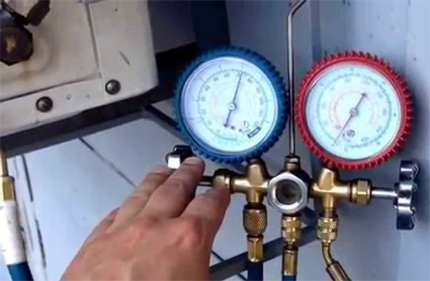 Connecting the gauge station to the air conditioner Connecting the gauge station to the air conditioner