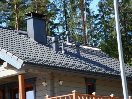 Plusieurs tuyaux sur le toit de la maison