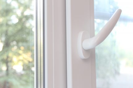 Mod pengudaraan mikro pada tingkap PVC
