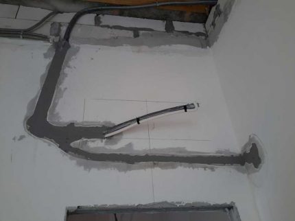 Filling a groove with pipes with mortar Closing the strobes
