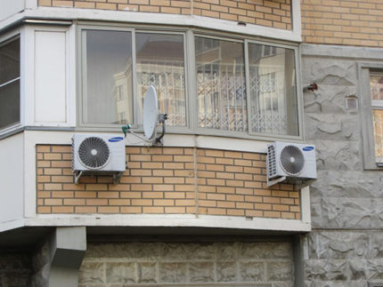 Emplacement des unités extérieures sur le parapet de la loggia Climatiseur parapet