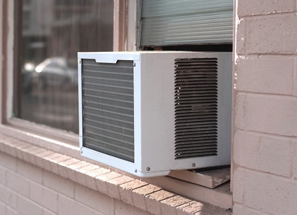 Installation d'un monobloc dans l'ouverture de fenêtre