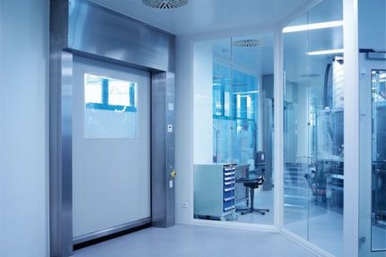Portes dans une salle blanche Portes dans une salle blanche