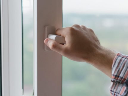 Closing windows before starting the air conditioner