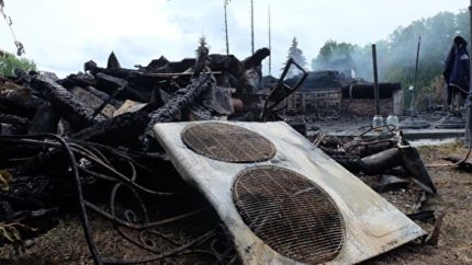 Climatiseur allumé Le climatiseur a pris feu