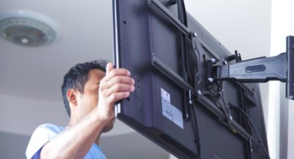 Montage du téléviseur sur un support Montage du téléviseur sur un support