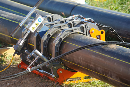Tuyau en polyéthylène dans la machine à souder Le tuyau en polyéthylène est fixé dans la machine à souder