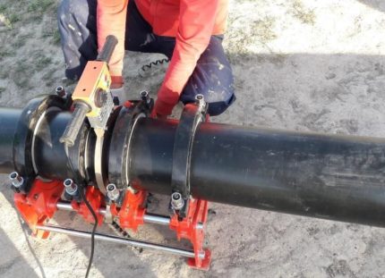 Soudage de tuyaux en polyéthylène Une personne soude des tuyaux en plastique
