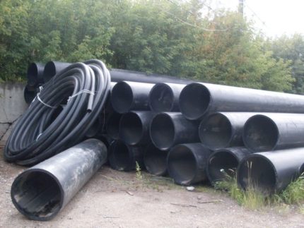 Tuyaux en polyéthylène sur la route Tuyaux en polyéthylène sur la route