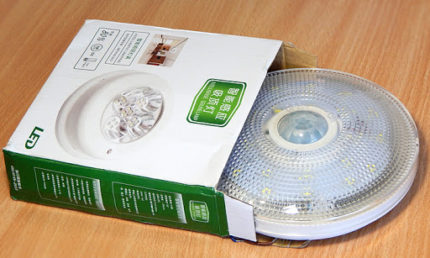 Lampe LED avec détecteur de mouvement Lampe LED avec détecteur de mouvement