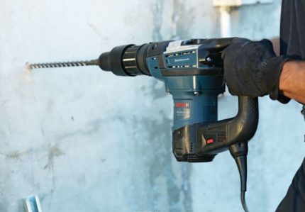 Perforateur pour percer des trous dans le mur Perforateur pour percer des trous dans le mur