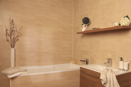 L'écran pour une salle de bain à partir de panneaux en plastique L'écran pour une salle de bain à partir de panneaux en plastique