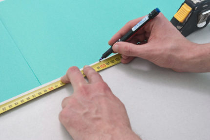 Disposition sur une feuille avec un ruban à mesurer Disposition sur une feuille avec un ruban à mesurer