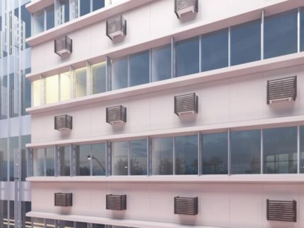 Paniers pour climatiseurs sur la façade du bâtiment Paniers pour climatiseurs sur la façade du bâtiment