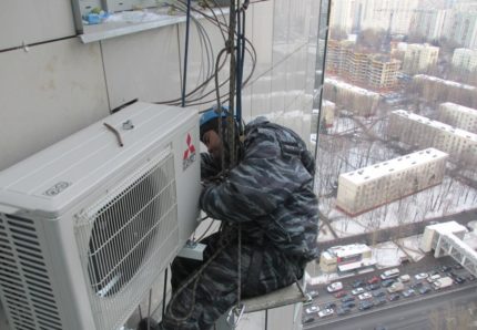 Installation d'un panier et d'un climatiseur par un grimpeur Installation d'un panier et d'un climatiseur par un grimpeur