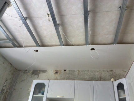 Panneaux en plastique au plafond